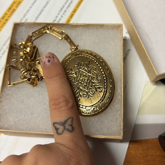 Vintage etched large oval Gold Locket book chain Necklace - Picture 2 of 4